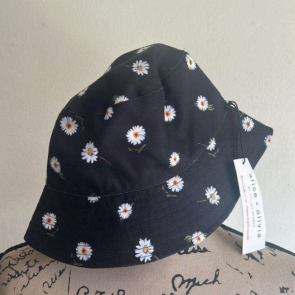 Alice + Olivia Daisy Reversible Bucket Hat NWT - Picture 3 of 12